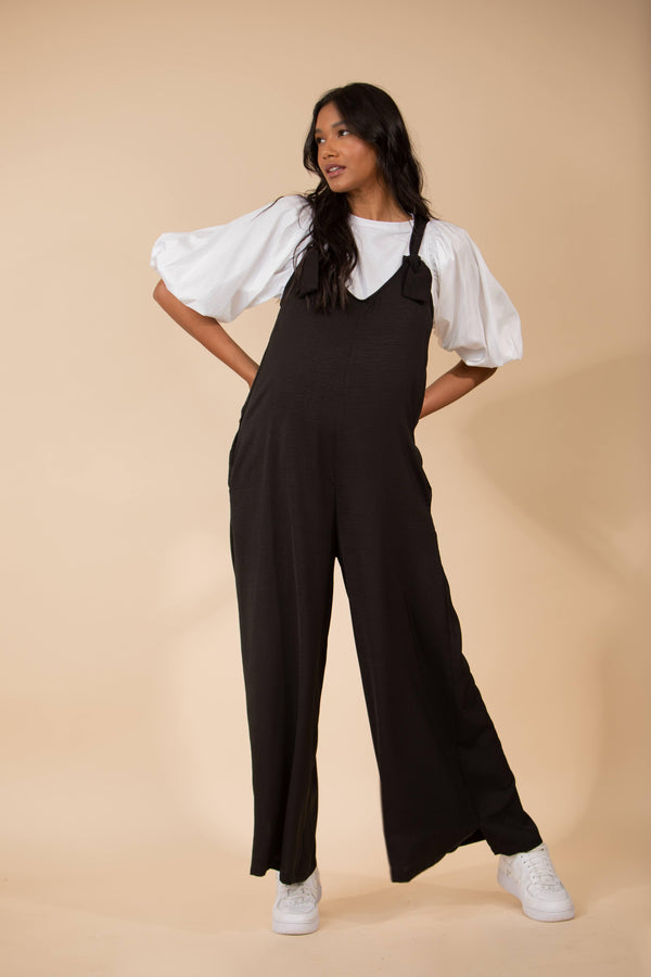 Jumpsuit sin manga negro con bolsillos para usar estando o no en embarazo