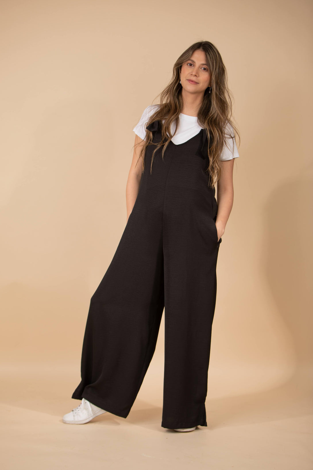 Jumpsuit sin manga negro con bolsillos para usar estando o no en embarazo