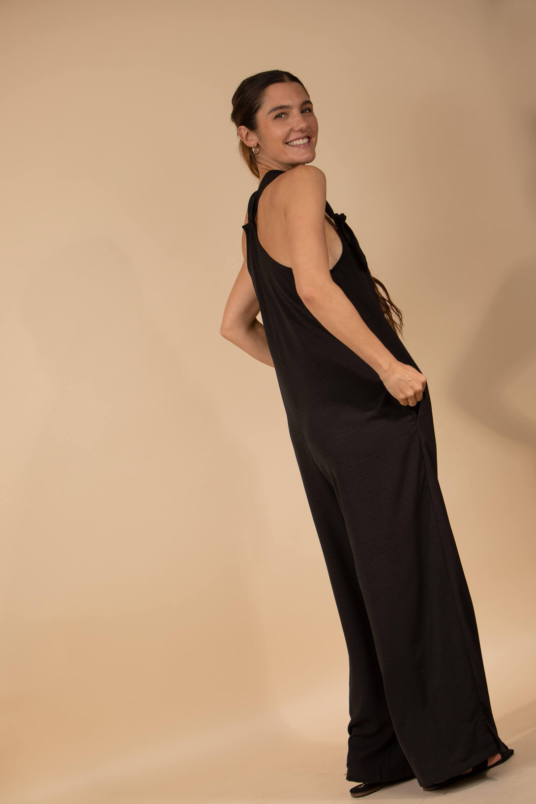 Jumpsuit sin manga negro con bolsillos para usar estando o no en embarazo