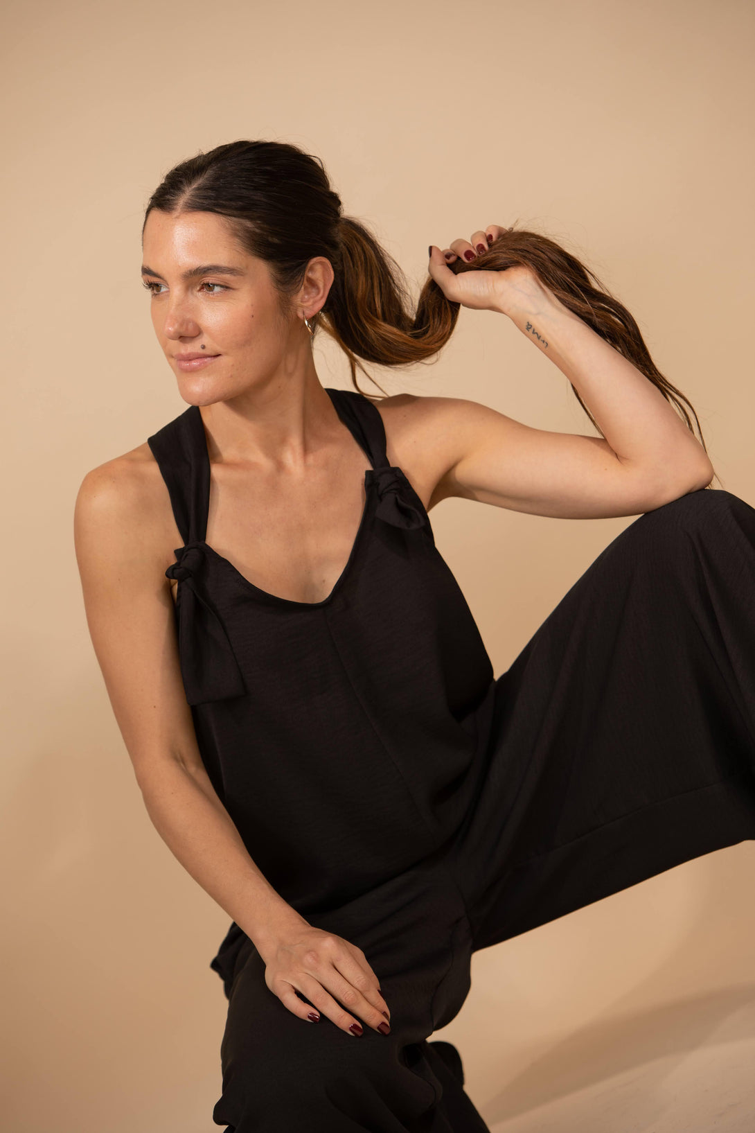 Jumpsuit sin manga negro con bolsillos para usar estando o no en embarazo
