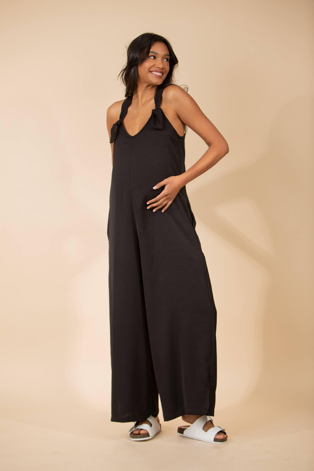 Jumpsuit sin manga negro con bolsillos para usar estando o no en embarazo