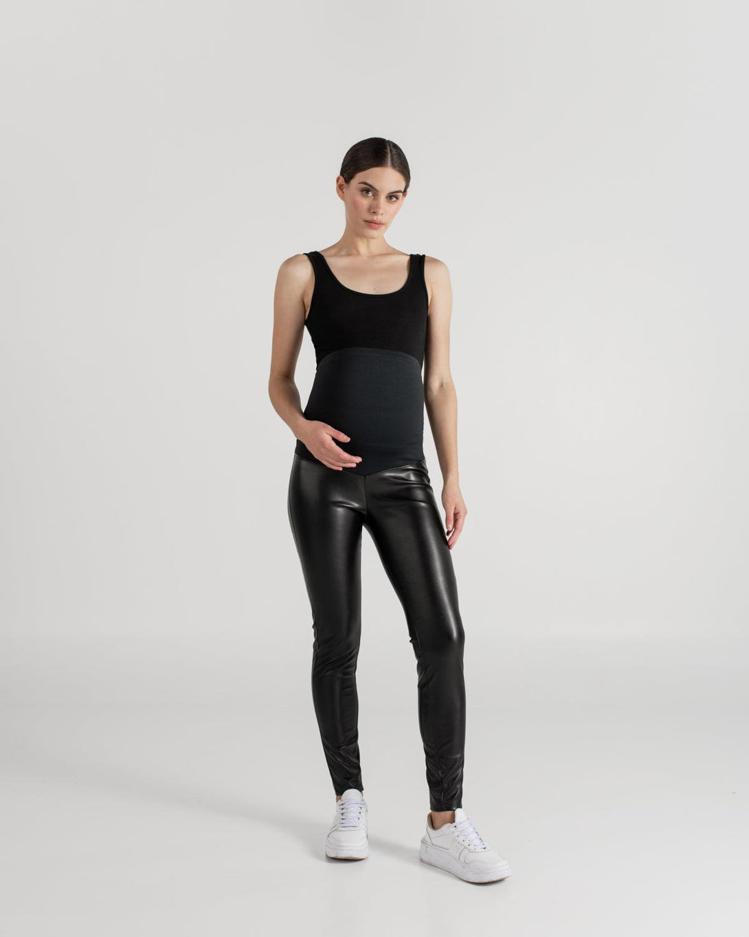 Legging en imitación cuero con banda ajustable de elástico para la barriga. Para uso exclusivo en embarazo.