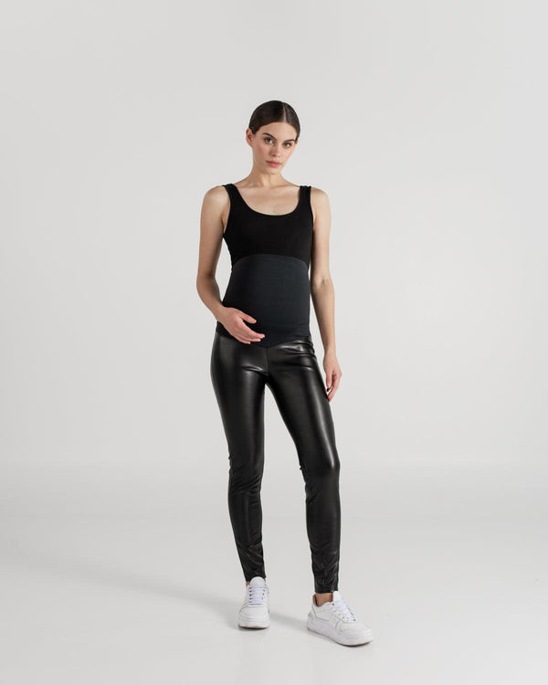 Legging en imitación cuero con banda ajustable de elástico para la barriga. Para uso exclusivo en embarazo.